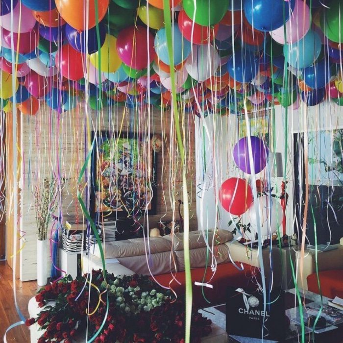 Habitación llena de globos y regalos 