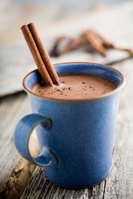 Taza de chocolate caliente con canela 