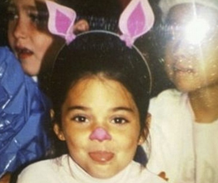 niña de cabello negro con orejas y nariz de conejo 