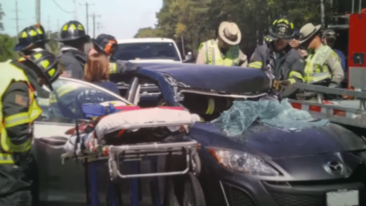 accidente automovilistco y paramedicos 