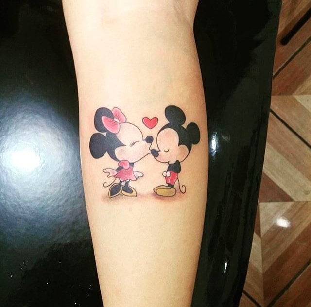 Tatuaje de Mickey Mouse y Mimi besándose 