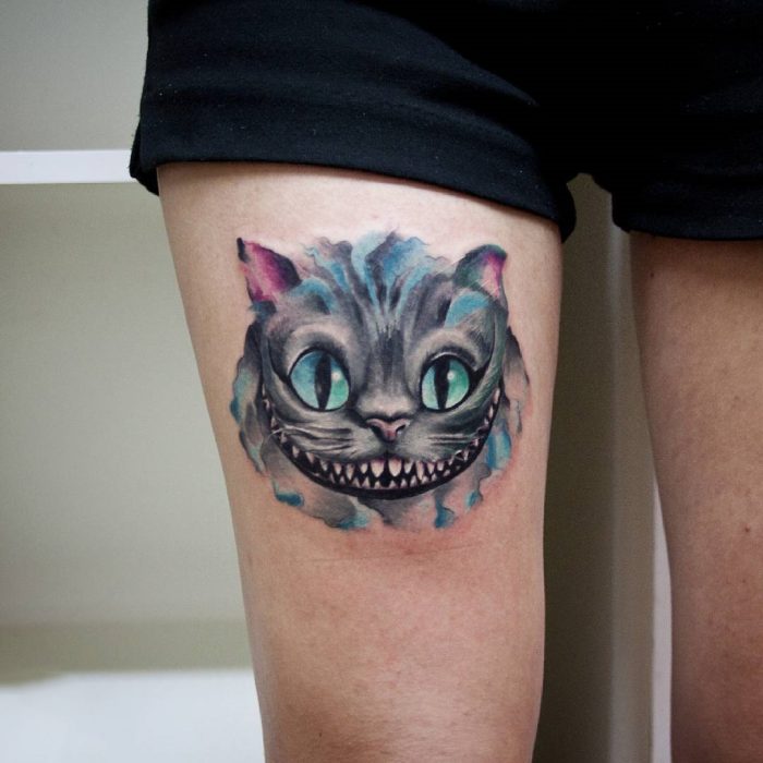 Tatuaje del gato de chasire de la película de Alicia en el país de las maravillas 