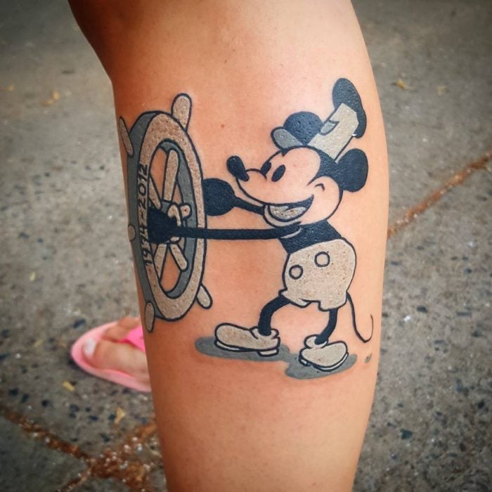 Tatuaje de mickey mouse 