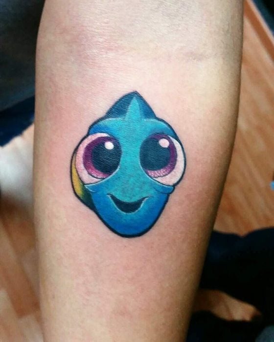 Tatuaje de Dory en colores azules 