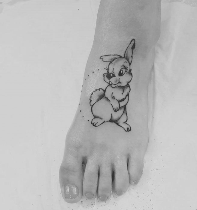 Tatuaje del conejo de la película de bambi 
