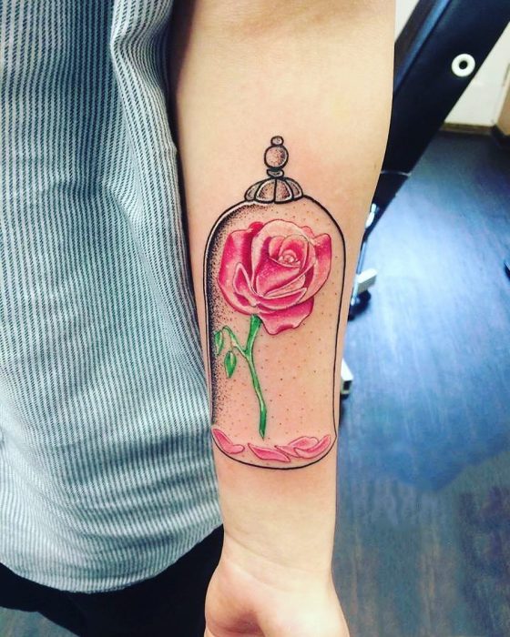 Tatuaje de la flor de la bella y la bestia encapsulada 