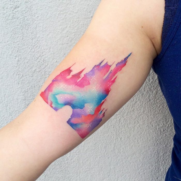 Tatuaje del castillo de Disney en diferentes colores 