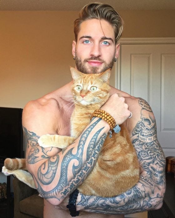 Travis DesLaurier con su gato 