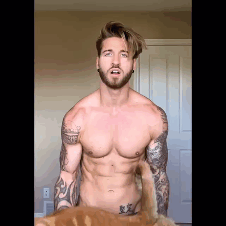 GIF Travis DesLaurier haciendo bíceps con su gato 