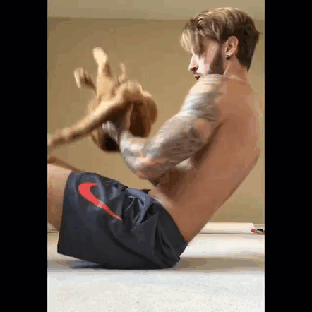 Travis DesLaurier trabajando abdomen con su gato 