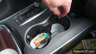 GIF capacillos colocados en el auto para eliminar la basura 