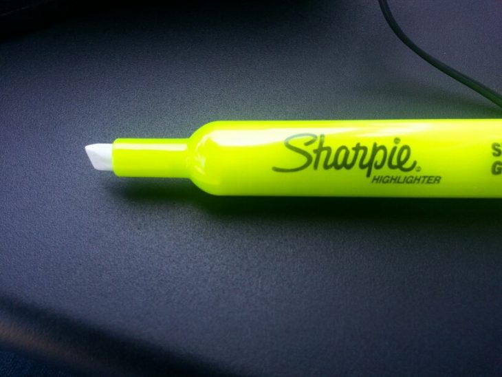 Plumón marcatextos sharpie sin tapa