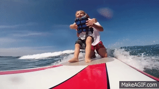 hombre en tabla de surf con niño rubio 