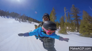 hombre en tabla de snowboard con cargando a niño en la nieve 