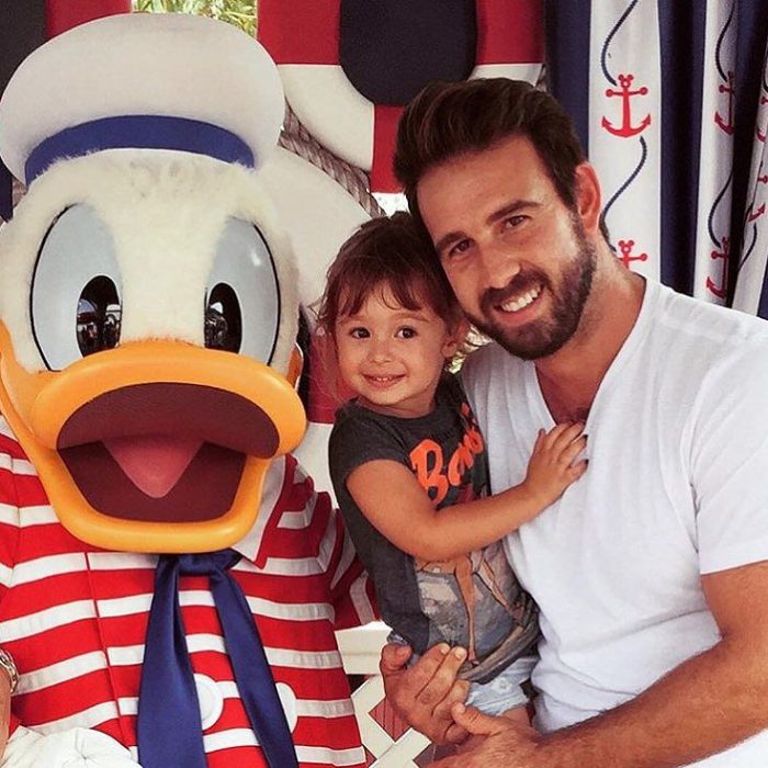 papá guapo DILF con bebé en Disneyland