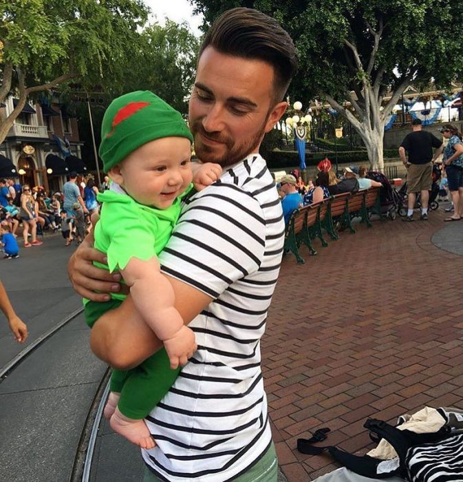 papá guapo con bebé en Disneyland