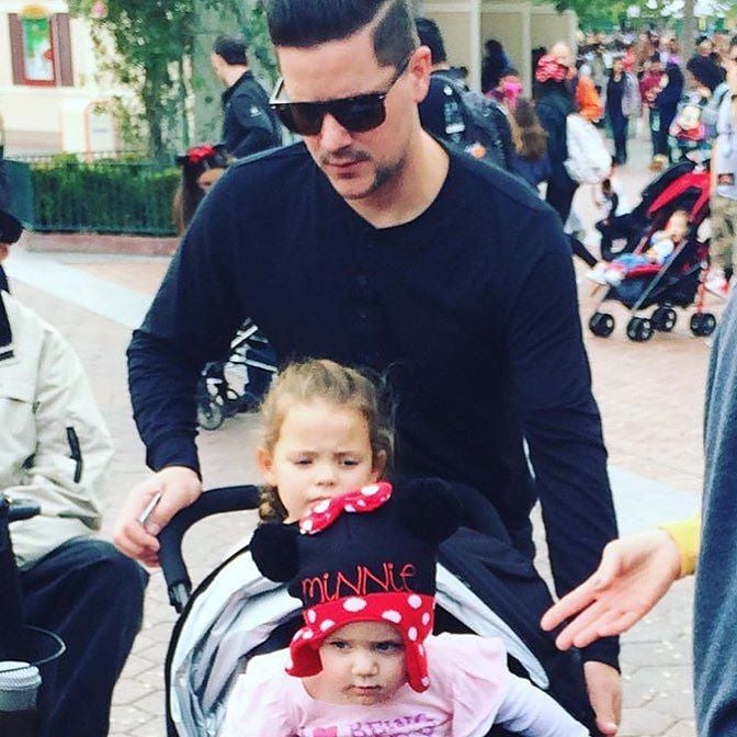 papá guapo con bebé en Disneyland
