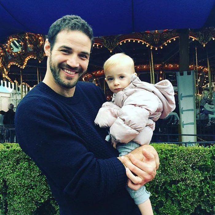 papá guapo con bebé en Disneyland