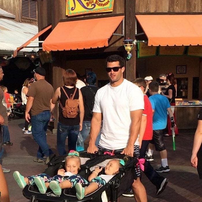 papá guapo con bebé en Disneyland