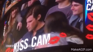 mujer voltea a su lado ve a un hombre y levanta los hombros gif 