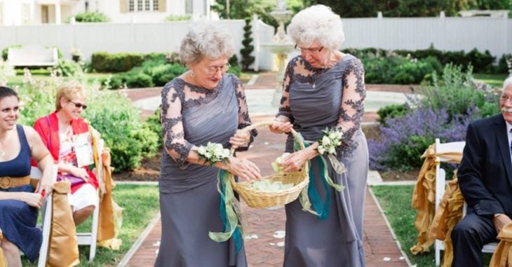 En esta boda, las abuelas de los novios fueron las damitas de honor y es completamente adorable