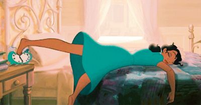 Retrasar tu alarma ‘5 minutitos más’ puede causarte problemas a la salud y no lo sabías