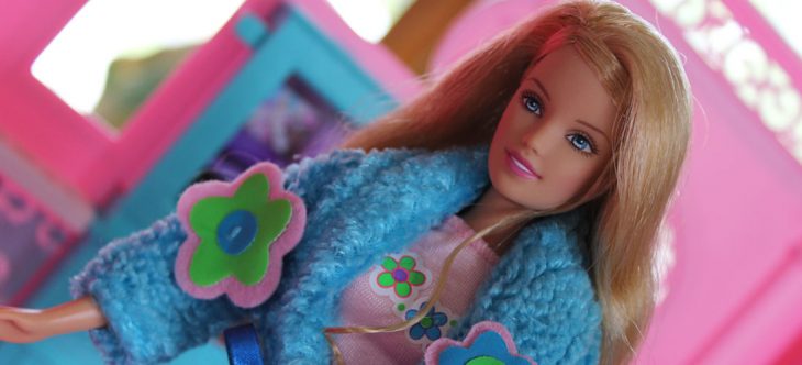 barbie muñeca rubia con abrigo azul