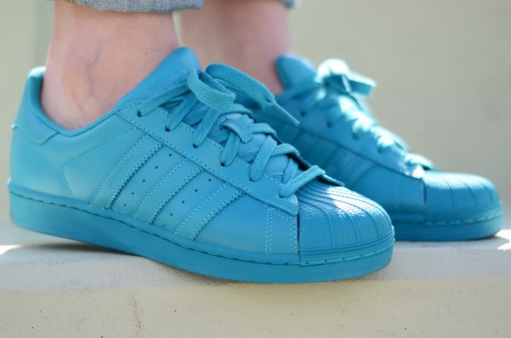 pies de mujer con tenis adidas superstar azul