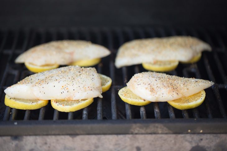 rodajas de limón con filetes de pescado encima 