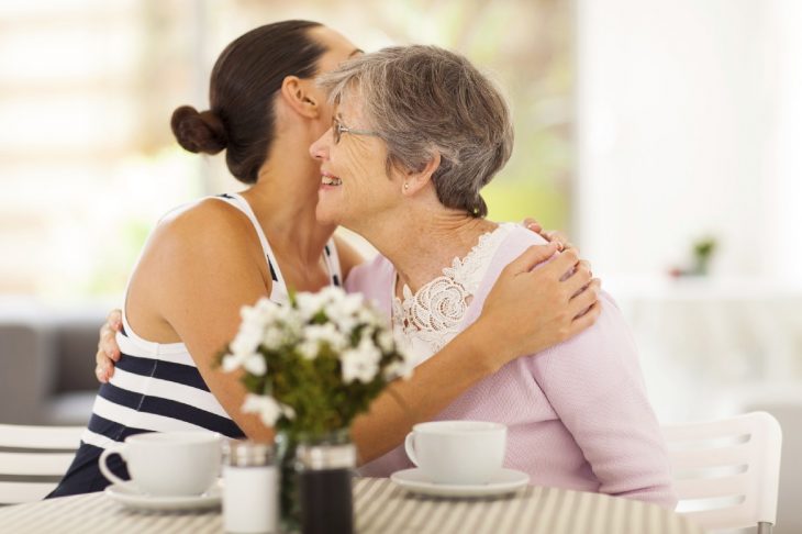 Joven abrazando a su abuela