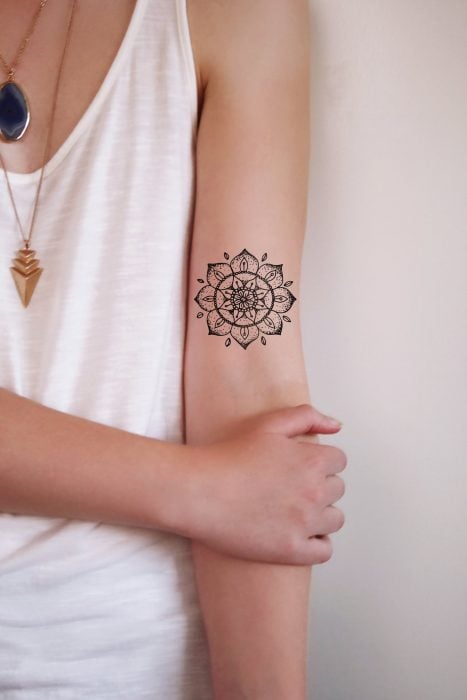 tatuaje en el brazo de una chica 