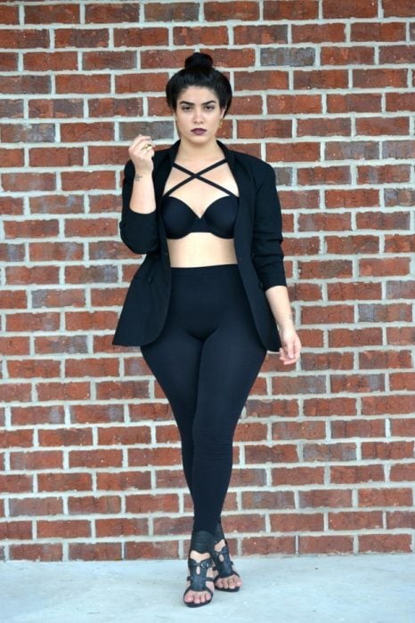 Chica usando un bralette color negro con leggins y saco 