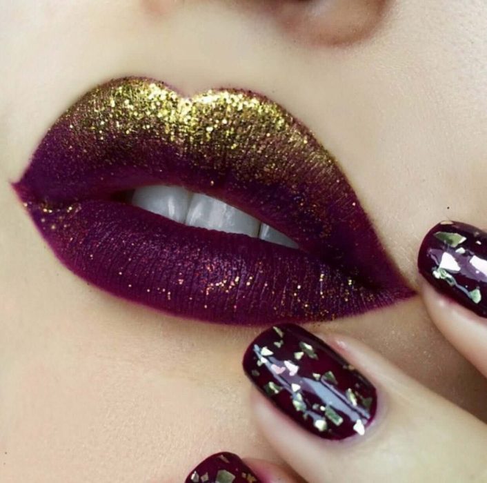 Labios color guinda con glitter en color dorado 