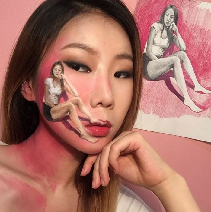 La artista reproduce una chica en su cara. 