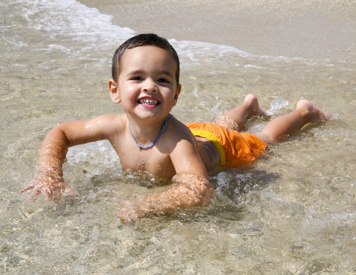 Niño en la playa. 