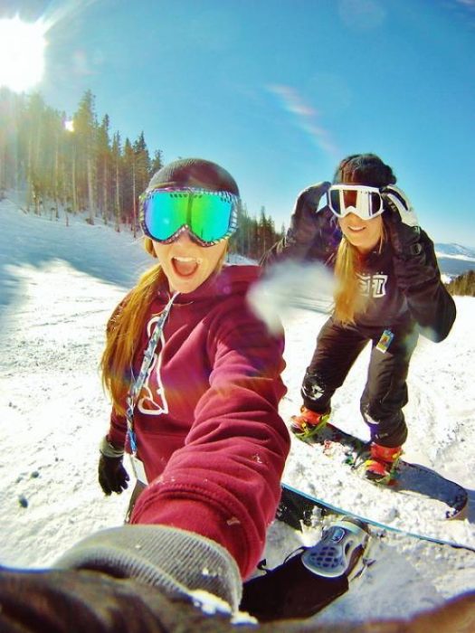 Amigas de vacaciones en la nieve.