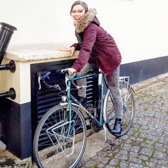 chica bajita en bicicleta alta