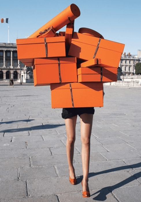 Chica cargando cajas de regalo 