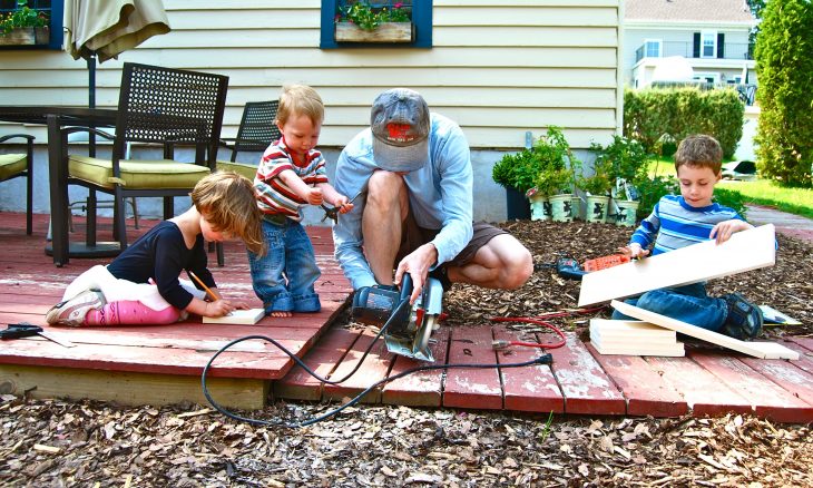 Niños ayudando en casa. 