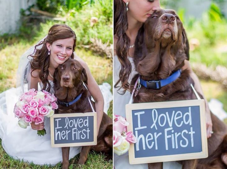 novia en boda con su perro y letrero 