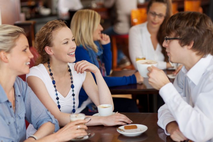 Tres amigos tomando un café. 