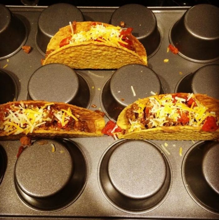 Tacos en una charola de hacer cupcakes.