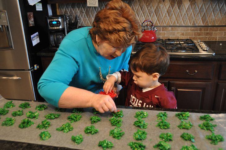 Abuela haciendo galletas.