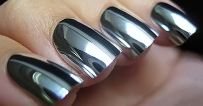 Esta es la nueva tendencia que nos tiene locas a todas en Instagram: ¡Uñas espejo!