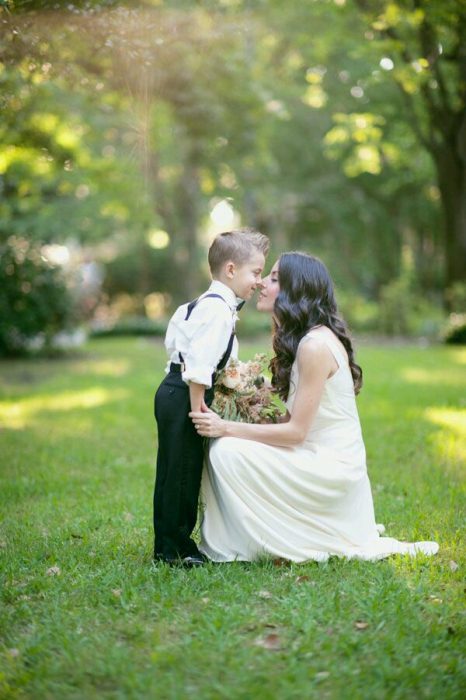 Niño besando a su mamá. 