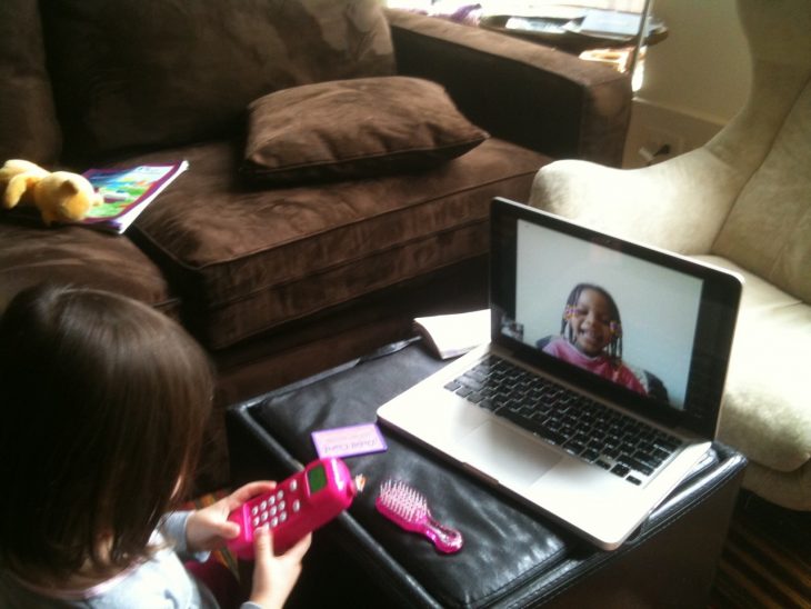 niñas jugando por videollamada en skype