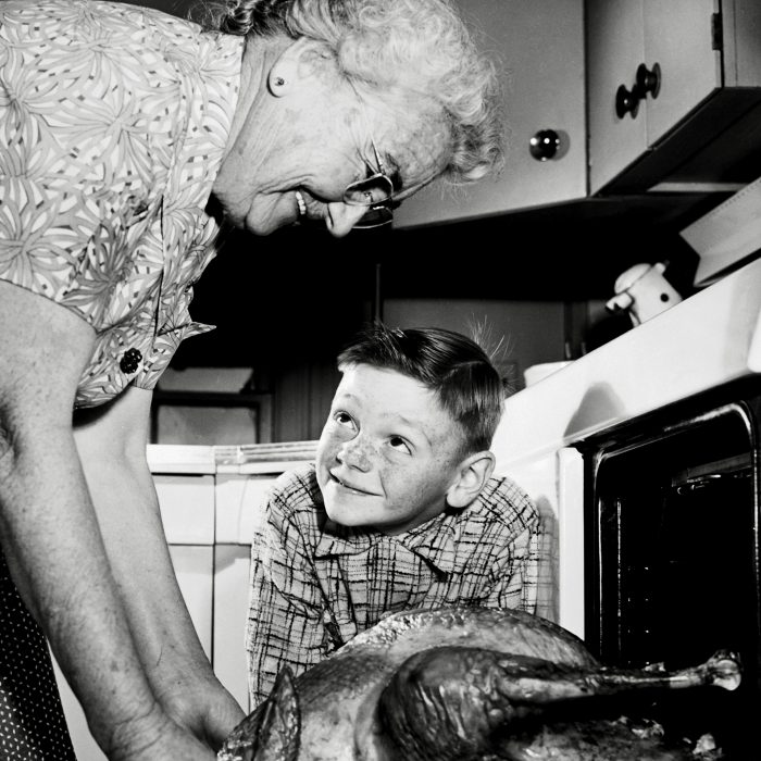 Abuela cocinando un pavo