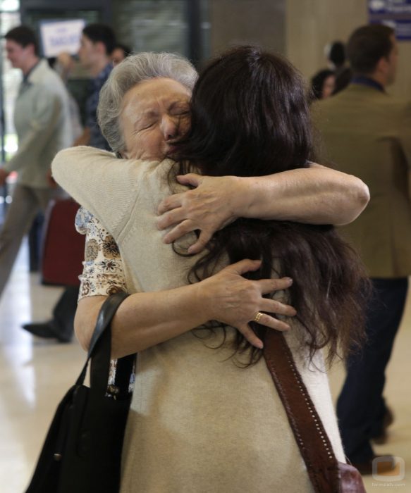 Abuela abrazando a su nieta