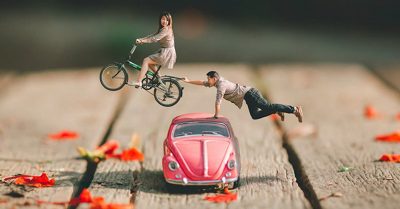 Fotógrafo de bodas convierte a parejas en personas diminutas y las pone en los más increíbles escenarios