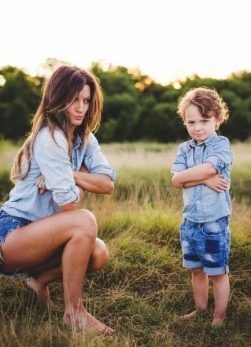 Mamá e hijo enojados. 